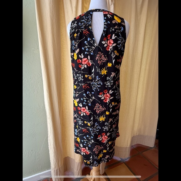 Old Navy V-Neck Sleeveless - Picture 2 of 5